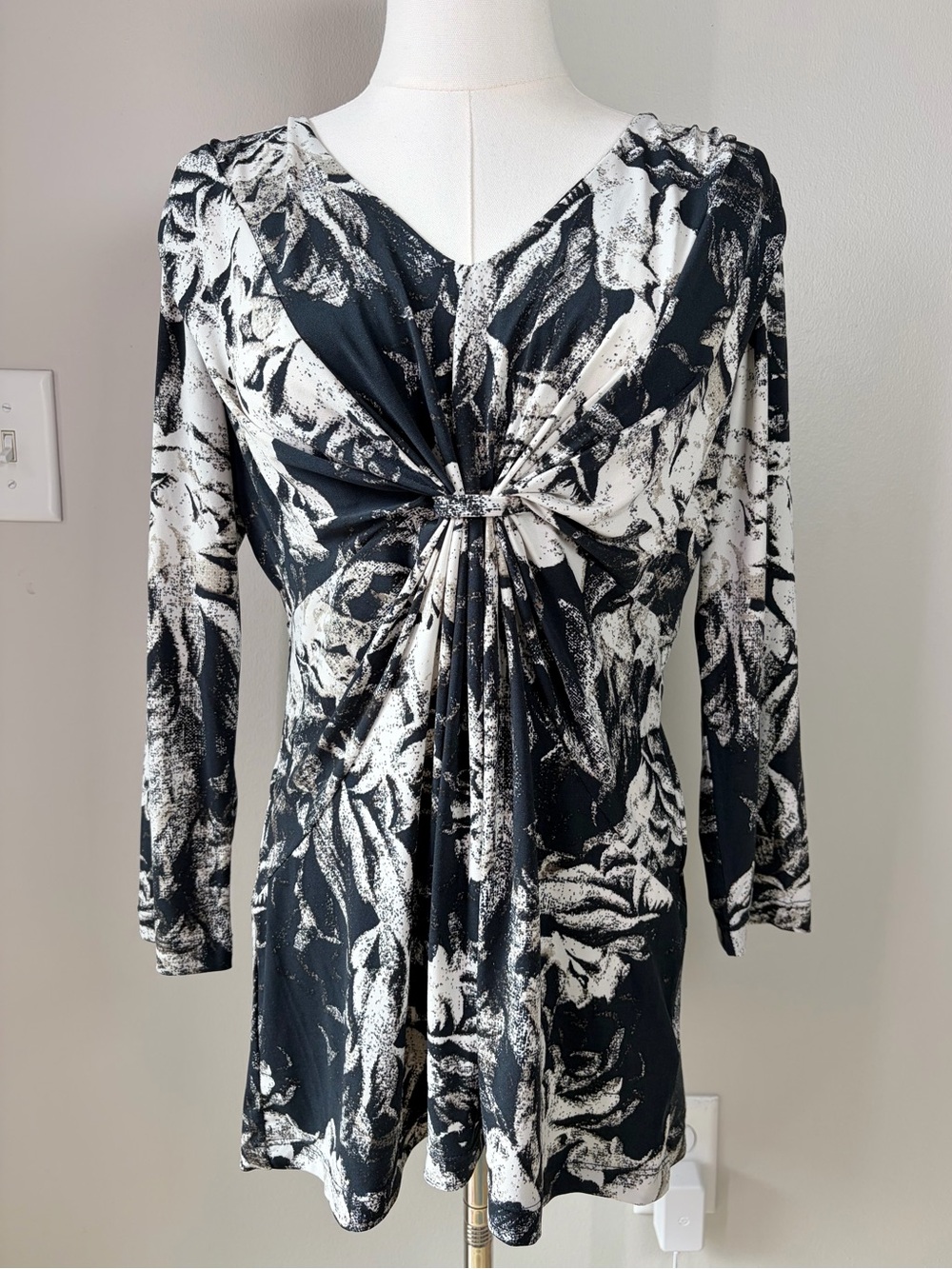 Daisy Fuentes Onyx Abstract Ruched Center Cropped Sleeve Blouse Y2K-Inspired